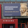 Eingang zum Diözesanmuseum Paderborn mit großem Plakat für Kunst über 1000 Jahre im Hintergrund.