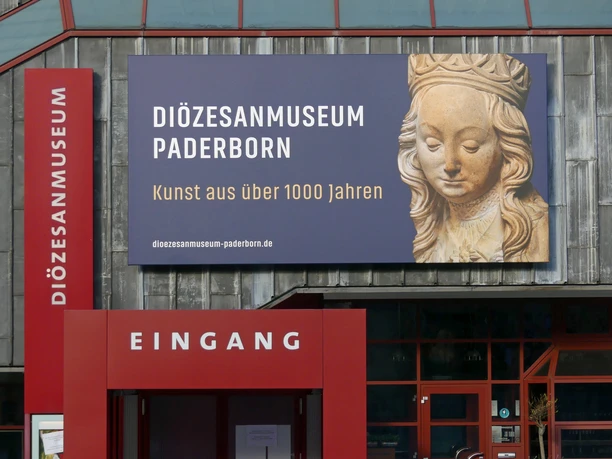 Eingang zum Diözesanmuseum Eingang zum Diözesanmuseum Paderborn mit großem Plakat für Kunst über 1000 Jahre im Hintergrund.