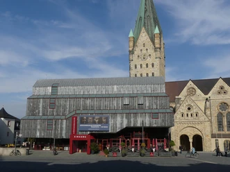 Diözesanmuseum - Südseite Die moderne Südseiten-Fassade des Diözesanmuseums neben der imposanten gotischen Kirche.