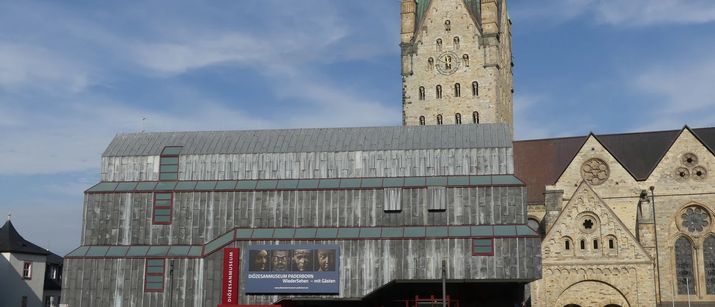 Diözesanmuseum - Südseite Die moderne Südseiten-Fassade des Diözesanmuseums neben der imposanten gotischen Kirche.