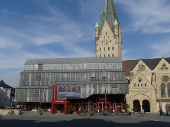 Diözesanmuseum - Südseite Die moderne Südseiten-Fassade des Diözesanmuseums neben der imposanten gotischen Kirche.