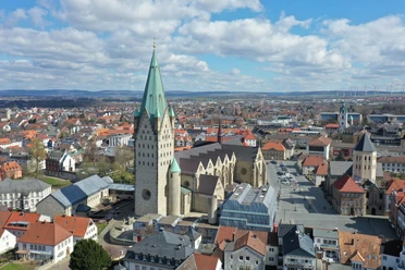Luftaufnahme des westlichen Teils eines gotischen Doms mit bemerkenswertem Turm und grüner Umgebung.