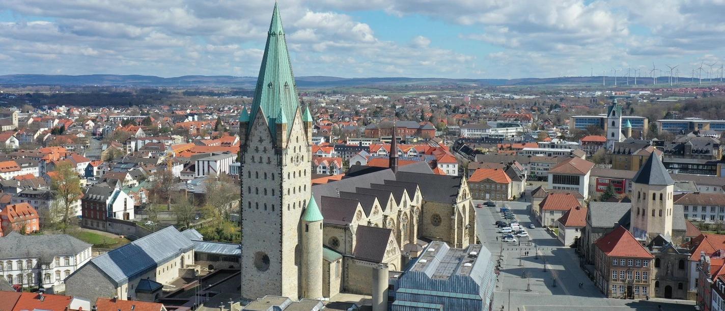 Luftaufnahme des westlichen Teils eines gotischen Doms mit bemerkenswertem Turm und grüner Umgebung.