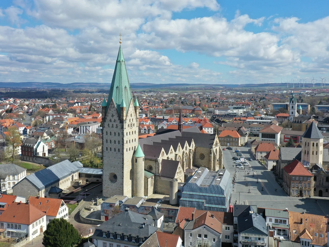 Blick auf den Dom von Westen Luftaufnahme des westlichen Teils eines gotischen Doms mit bemerkenswertem Turm und grüner Umgebung.