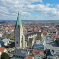 Blick auf den Dom von Westen Luftaufnahme des westlichen Teils eines gotischen Doms mit bemerkenswertem Turm und grüner Umgebung.