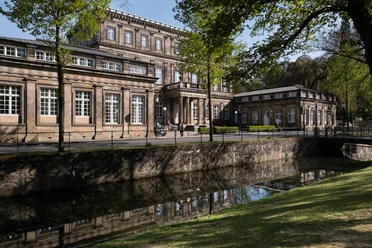 Im grünen Umfeld der Paderborner Straße erhebt sich die historische Fassade der Hochschule für Musik.