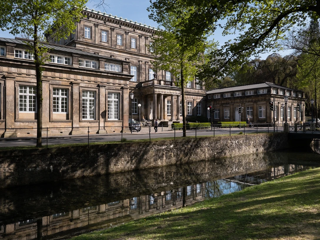 Hochschule für Musik Detmold Im grünen Umfeld der Paderborner Straße erhebt sich die historische Fassade der Hochschule für Musik.