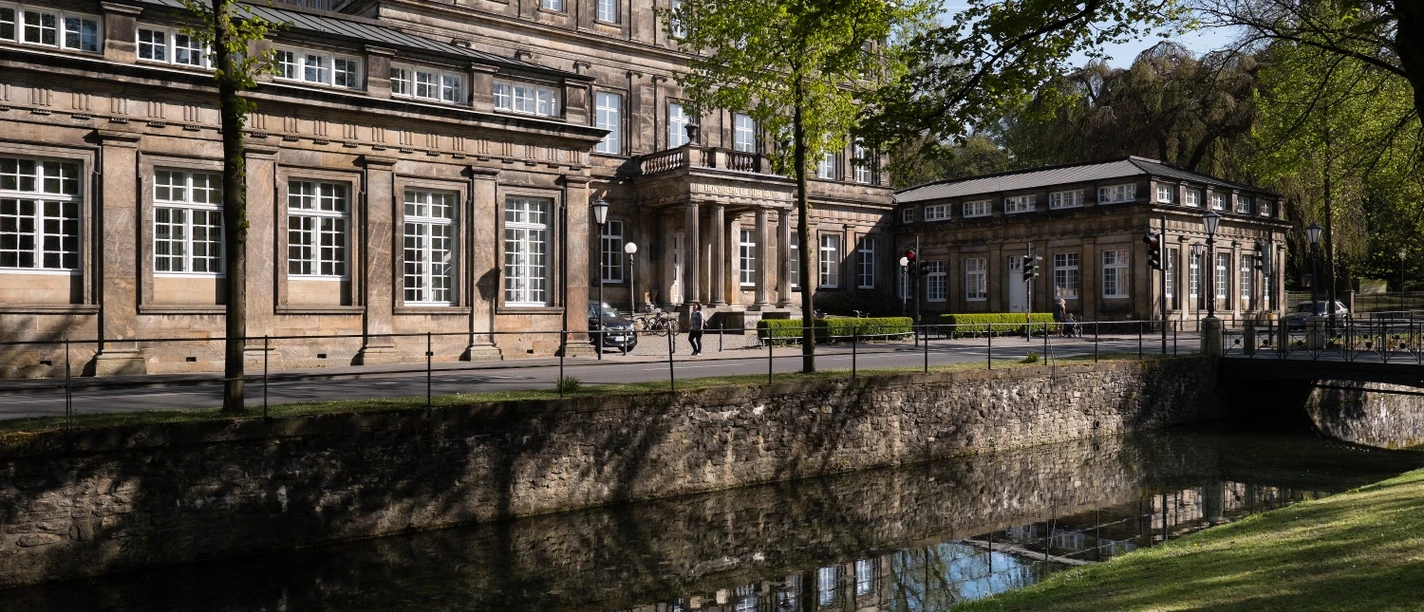 Hochschule für Musik Detmold Im grünen Umfeld der Paderborner Straße erhebt sich die historische Fassade der Hochschule für Musik.
