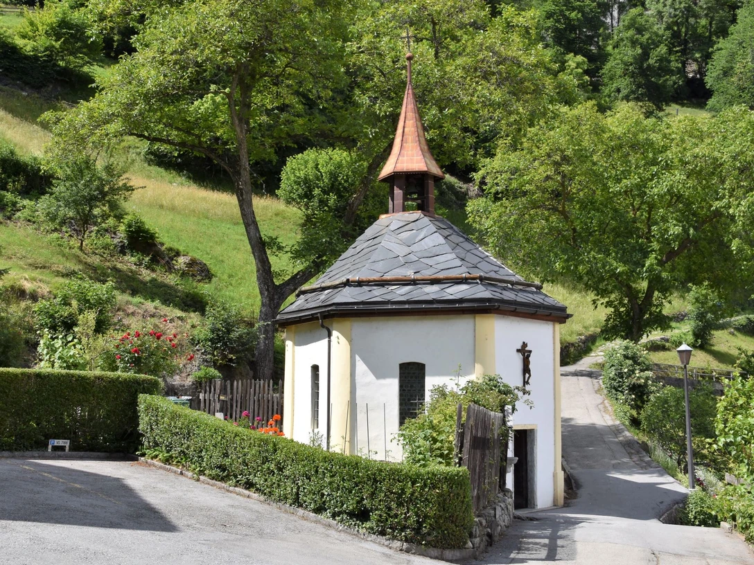 Die Antoniuskapelle Klosi in Naters wurde 1750 eingeweiht Die Antoniuskapelle Klosi in Naters wurde 1750 eingeweihtThe Antonius Chapel Klosi in Naters was inaugurated in 1750La chapelle Saint-Antoine Klosi à Naters a été inaugurée en 1750