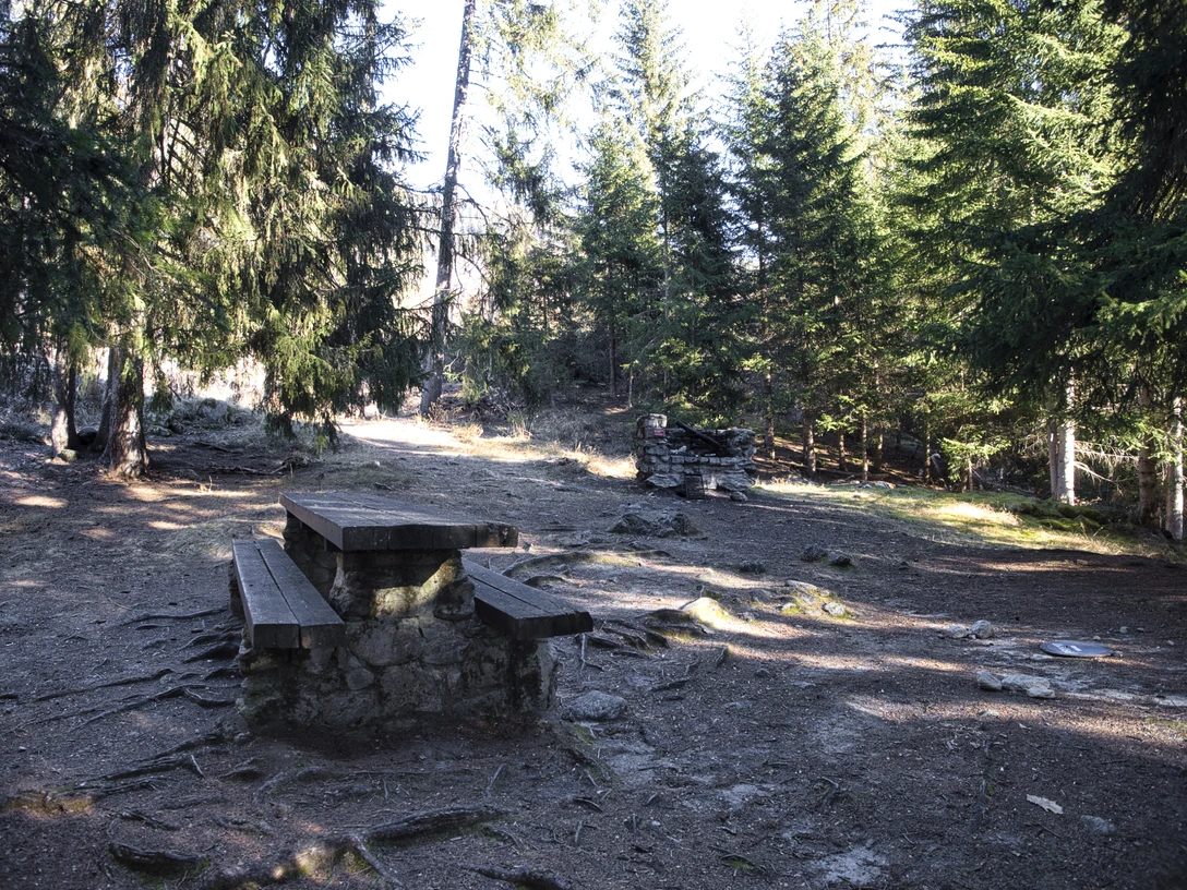 Beim gemeinsamen Grillieren geniessen Gross und Klein einen schönen Tag in der einzigartigen Natur. Beim gemeinsamen Grillieren geniessen Gross und Klein einen schönen Tag in der einzigartigen Natur.While barbecuing together, young and old enjoy a beautiful day in the unique nature.