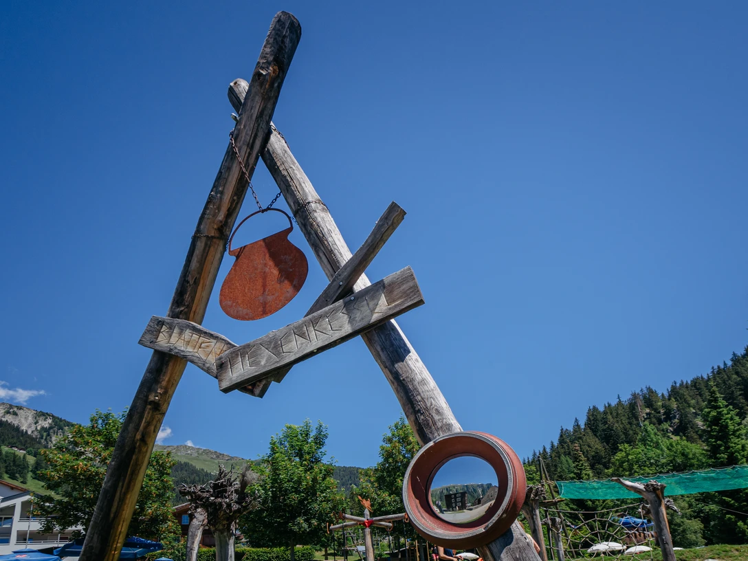 Enjoying a barbecue together. Beim gemeinsamen Grillieren geniessen.Enjoying a barbecue together.