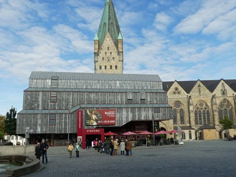 Das Diözesanmuseum Paderborn mit modernem Anbau, Besucher vor dem Eingang auf gepflastertem Platz.