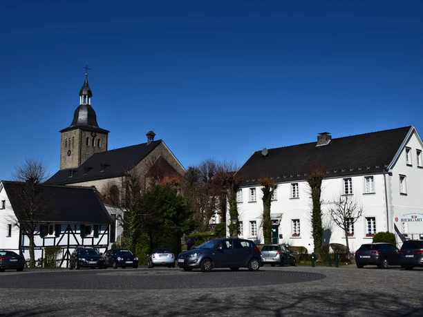 Ortskern Lindlar <p>Historischer Marktplatz in Lindlar mit Fachwerkhäusern und Kirche bei blauem Himmel.</p>