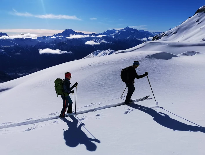 Unsere Bergführer bringen Dich sicher in die Berge. Unsere Bergführer bringen Dich sicher in die Berge.Our mountain guides will take you safely into the mountains.