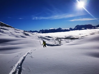 Unsere Bergführer bringen Dich sicher in die Berge. Unsere Bergführer bringen Dich sicher in die Berge.Our mountain guides will take you safely into the mountains.