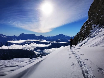 Unsere Bergführer bringen Dich sicher in die Berge. Unsere Bergführer bringen Dich sicher in die Berge.Our mountain guides will take you safely into the mountains.