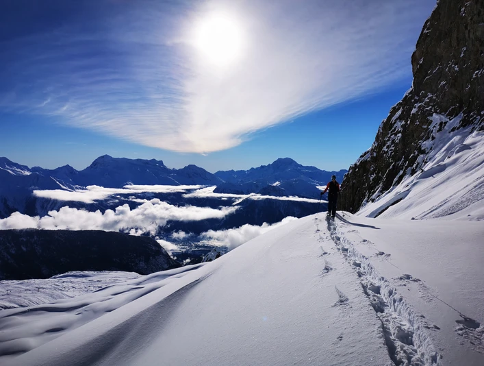 Unsere Bergführer bringen Dich sicher in die Berge. Unsere Bergführer bringen Dich sicher in die Berge.Our mountain guides will take you safely into the mountains.