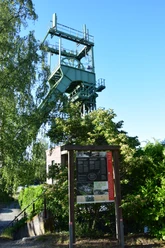 Förderturm der Grube Lüderich Förderturm einer stillgelegten Zeche im Grünen bei strahlend blauem Himmel.