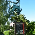 Förderturm der Grube Lüderich Förderturm einer stillgelegten Zeche im Grünen bei strahlend blauem Himmel.