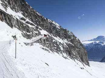 The experience begins at 3100 metres above sea level. Das Erlebnis beginnt auf 3100 Metern HöheThe experience begins at 3100 metres above sea level.