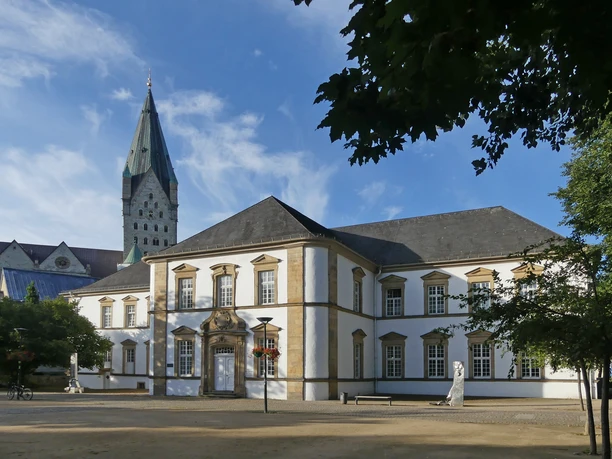 Stadtbibliothek Paderborn Historisches Gebäude der Stadtbibliothek Paderborn, im Hintergrund ein spitzer Kirchturm.