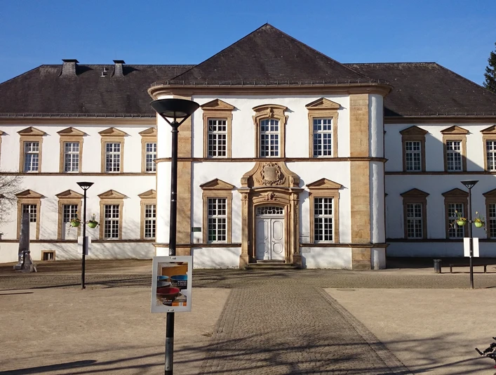 Die Ostansicht der klassizistischen Stadtbibliothek mit symmetrischer Fassade und zentralem Portal.