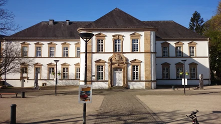 Stadtbibliothek - Ostansicht Die Ostansicht der klassizistischen Stadtbibliothek mit symmetrischer Fassade und zentralem Portal.