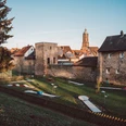 Minigolfplatz am Bäckerwall Minigolfanlage im Grünen vor historischer Stadtmauer von Einbeck mit Blick auf alte Häuser und Kirchturm