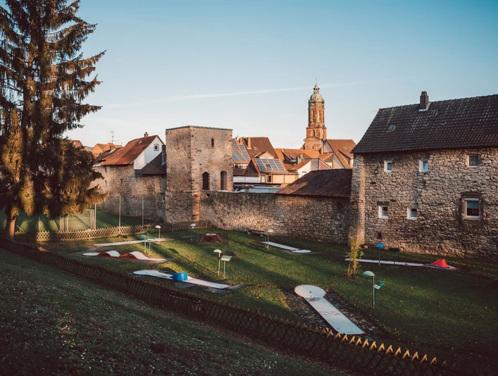 Minigolfplatz am Bäckerwall Minigolfanlage im Grünen vor historischer Stadtmauer von Einbeck mit Blick auf alte Häuser und Kirchturm
