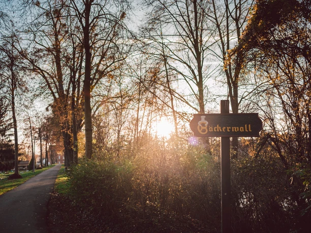 Een deel van de voormalige verdedigingswerken, de Bäckerwall, 's avonds bij zonsondergang.