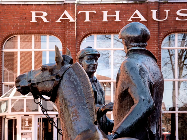 Haupteingang vom Zevener Rathaus mit Skulptur Haupteingang vom Zevener Rathaus mit Skulptur