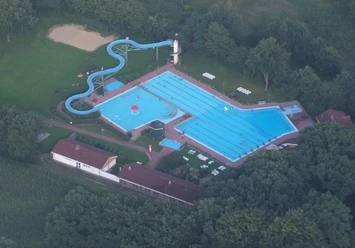 Schwimmbad_Albersdorf_2016.jpg
