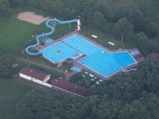 Schwimmbad_Albersdorf_2016.jpg