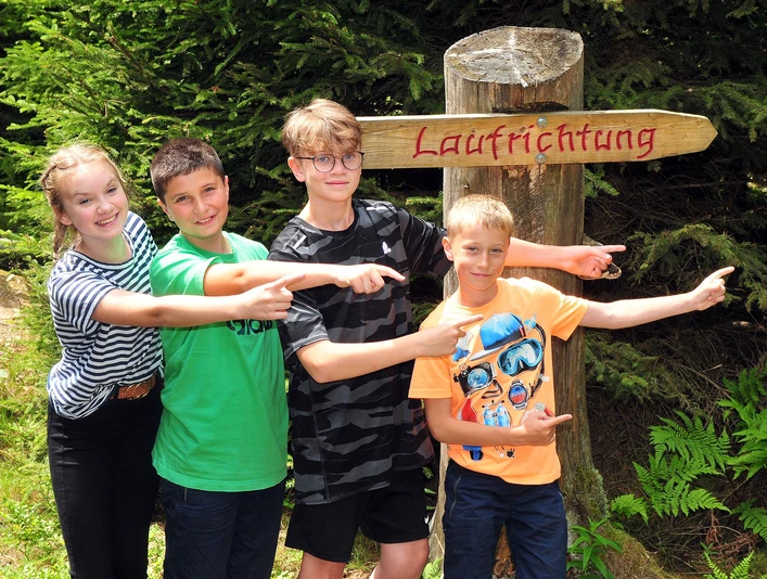Der Kyrillpfad auf dem Willinger Ettelsberg bietet Kindern und Erwachsenen einen Einblick in die Natur und zeigt, was der Sturm "Kyrill" im Januar 2007 anrichtete. Foto: Sascha Pfannstiel/Ettelsberg-Seilbahn Der Kyrillpfad auf dem Willinger Ettelsberg bietet Kindern und Erwachsenen einen Einblick in die Natur und zeigt, was der Sturm "Kyrill" im Januar 2007 anrichtete. Foto: Sascha Pfannstiel/Ettelsberg-Seilbahn