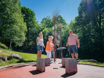 No one too small to be a minigolfer Keiner zu klein, ein Minigolfer zu seinNo one too small to be a minigolfer
