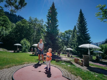 No one too small to be a minigolfer Keiner zu klein, ein Minigolfer zu seinNo one too small to be a minigolfer