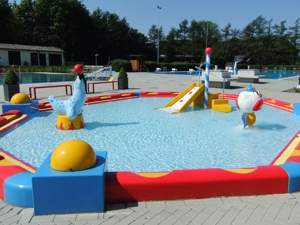 Ernst-Siemer-Bad nurPlanschbecken.jpg Ernst-Siemer-Bad Wittingen