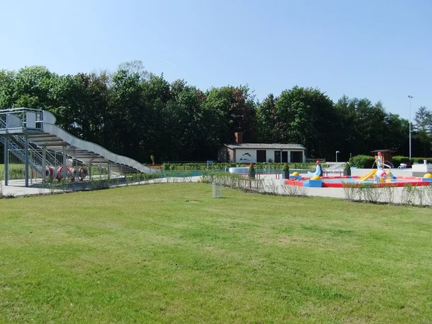 Ernst-Siemer-Bad RutschePlanschb.Wiese.jpg Ernst-Siemer-Bad Wittingen