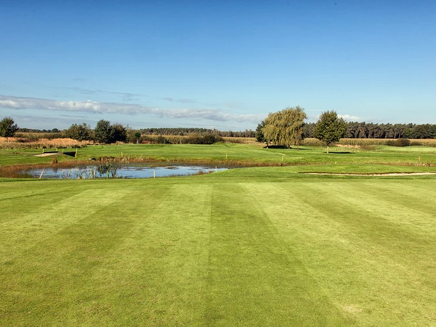 Groene zone op het terrein van de Bokensdorf-golfbaan van de Wolfsburg Golf Club