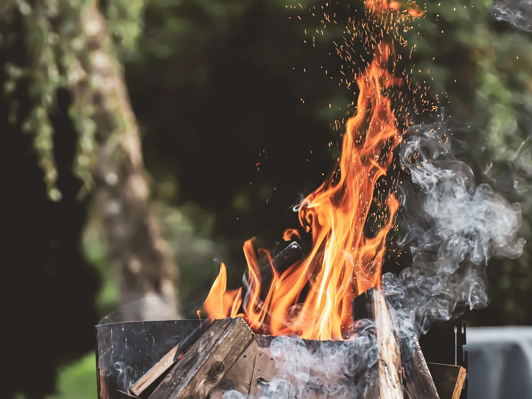 Beim gemeinsamen Grillieren geniessen. Beim gemeinsamen Grillieren geniessen.Beim gemeinsamen Grillieren geniessen.