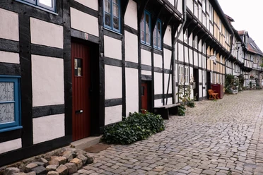 Adolfstraße Detmold Fachwerkhäuser in der Adolfstraße Detmold reihen sich entlang des Kopfsteinpflasters, ein historischer Anblick.