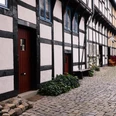 Adolfstraße Detmold Fachwerkhäuser in der Adolfstraße Detmold reihen sich entlang des Kopfsteinpflasters, ein historischer Anblick.