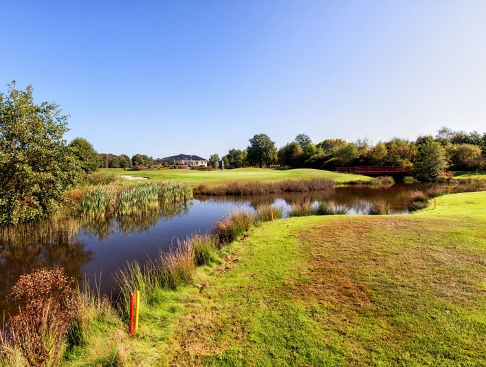CC0 - Golfclub Bokensdorf7 .jpg Wasserlauf auf dem Gelände der Golfsportanlage Bokensdorf vom Golfclub WolfsburgWatercourse on the grounds of the Bokensdorf golf course at Wolfsburg Golf ClubVandløb på Bokensdorf-golfbanens område i Wolfsburg Golf ClubWaterloop op het terrein van de Bokensdorf-golfbaan op de Wolfsburg Golf Club
