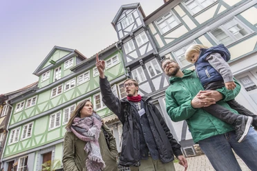 161008-wf-marketing-041.jpg Stadtführungsgruppe vor Fachwerkhäusern