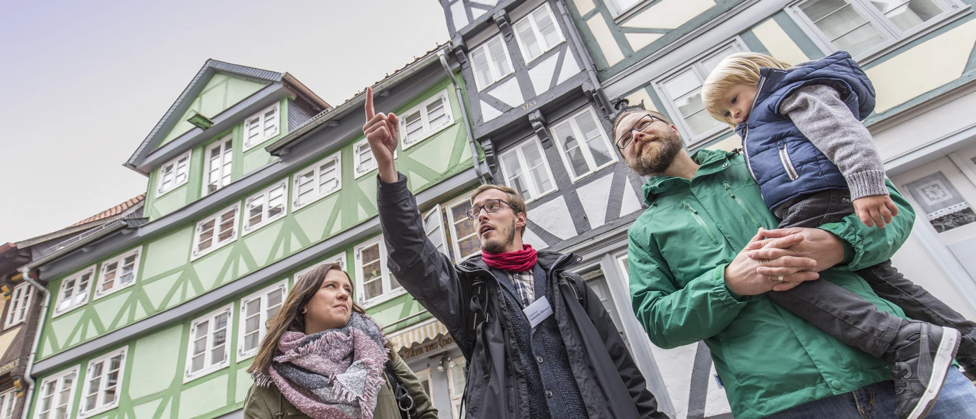 161008-wf-marketing-041.jpg Stadtführungsgruppe vor Fachwerkhäusern