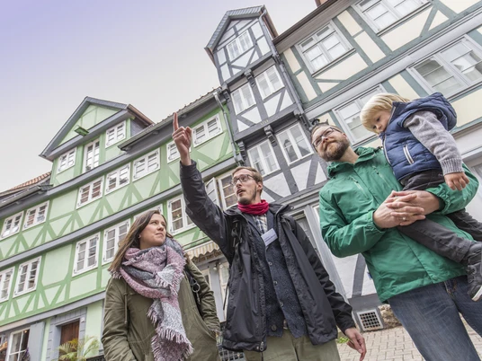 161008-wf-marketing-041.jpg Stadtführungsgruppe vor FachwerkhäusernCity tour group in front of half-timbered housesBytursgruppe foran bindingsværkshuseStadsrondleiding voor vakwerkhuizen