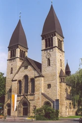 Eine historische Kirche mit zwei markanten Glockentürmen und einem reich verzierten Eingangsportal.