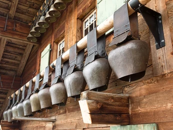 Tricots suspendus Treicheln aufgehängt draussen vor AlphütteTreicheln hung outside in front of the alpine hutTricots suspendus à l'extérieur du chalet d'alpage