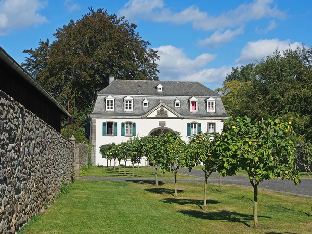 heisterbach_torhaus_quitten.jpg heisterbach_torhaus_quitten.jpg