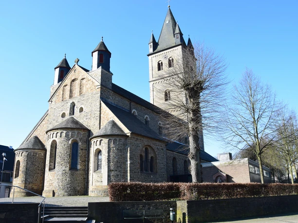 Kirche St. Nikolaus <p>Romanische Kirche in Wipperfürth mit markantem Turm und blauer Himmel im Hintergrund.</p>